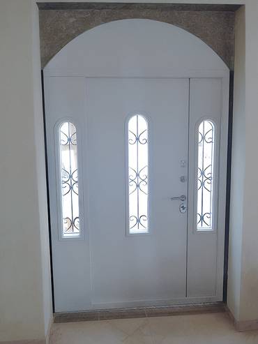 Арочная дверь с ковкой и стеклом