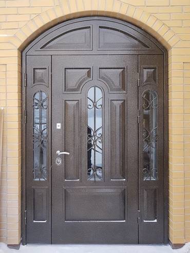 Арочная дверь с ковкой и стеклом