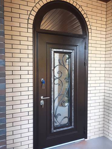 Арочная дверь с ковкой