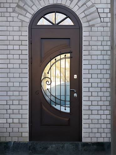 Арочная дверь с полукруглым стеклом