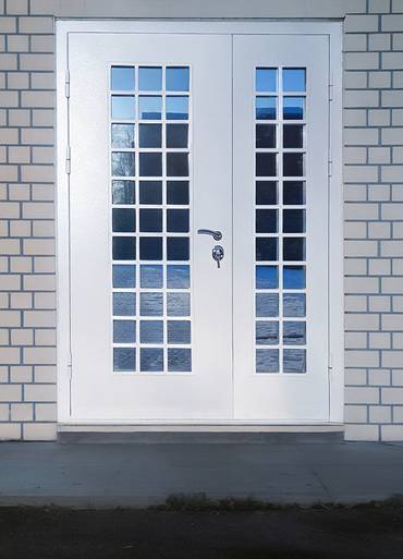 Белая дверь с остеклением