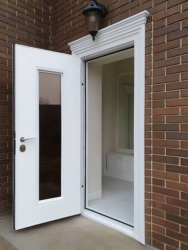 Белая дверь со стеклом