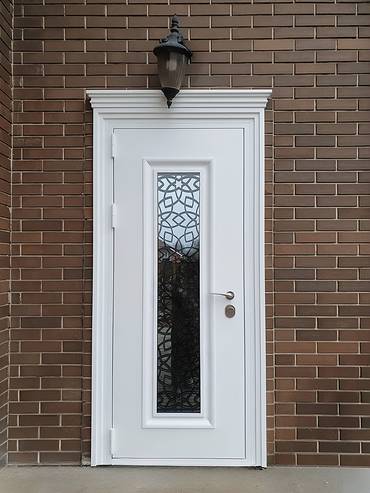 Белая дверь со стеклом