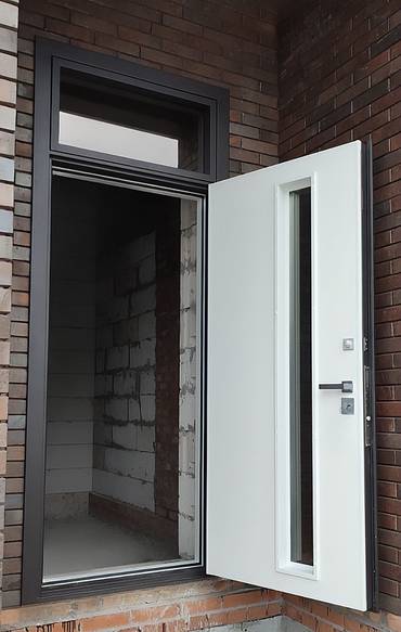 Дверь с фрамугой и бугельной ручкой