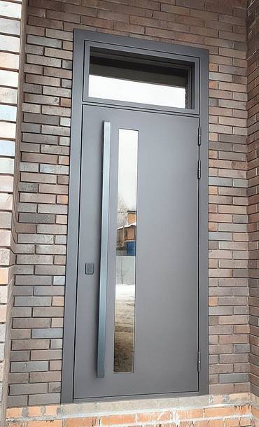 Дверь с фрамугой и бугельной ручкой