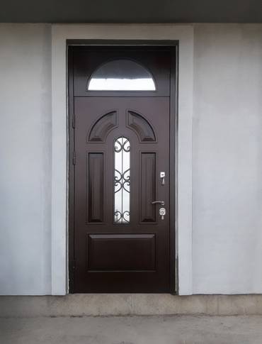 Дверь с фрамугой и ковкой