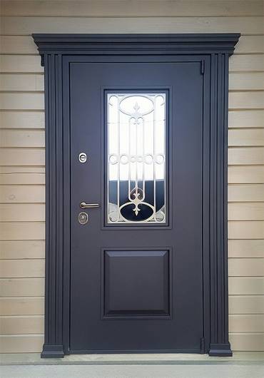 Дверь с ковкой и карнизом