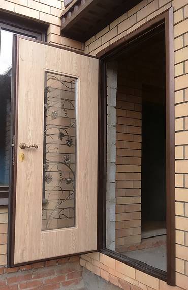 Дверь с ковкой «виноград»