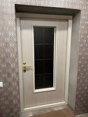 Дверь с остеклением