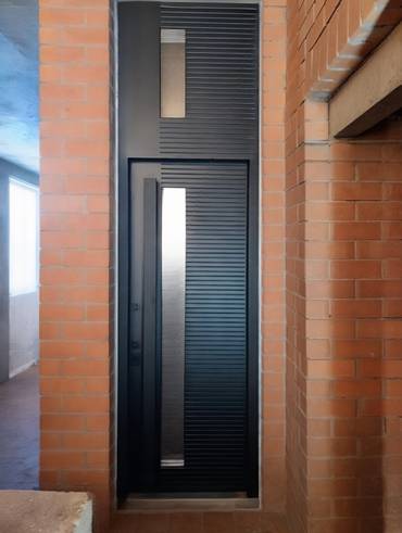 Дверь с остеклением сверху