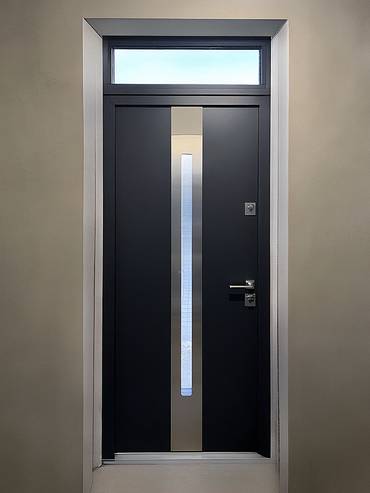 Дверь с остекленной фрамугой