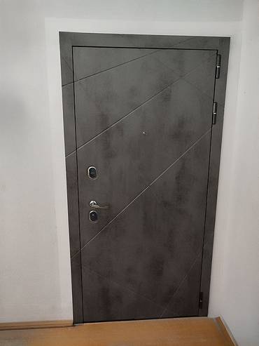 Дверь с отделкой под бетон