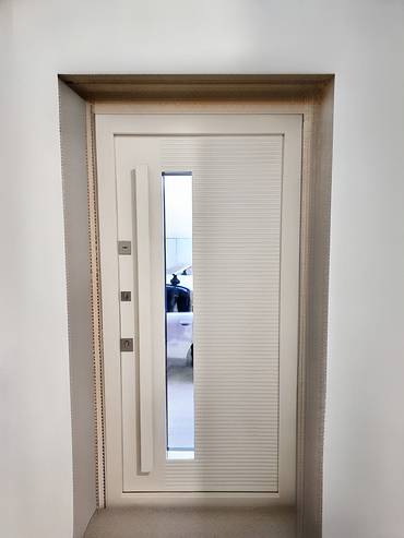 Дверь с узким стеклом и длинной ручкой