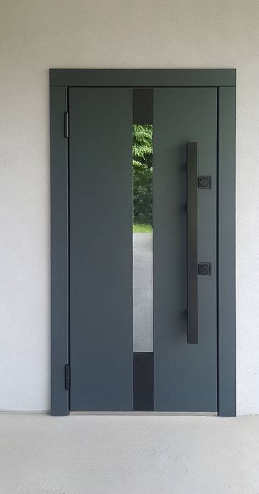 Дверь с узким стеклопакетом