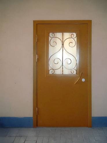 Дверь со стеклом и решеткой