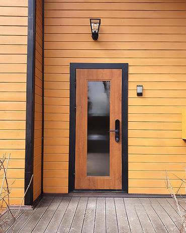 Дверь со стеклом и умным замком