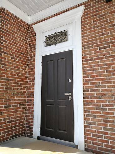 Двухцветная дверь с ковкой сверху