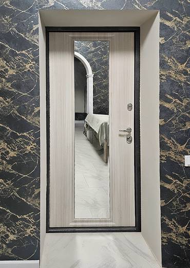 Квартирная дверь с зеркалом внутри