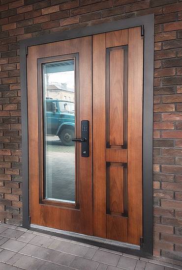Остекленная дверь с биометрическим замком