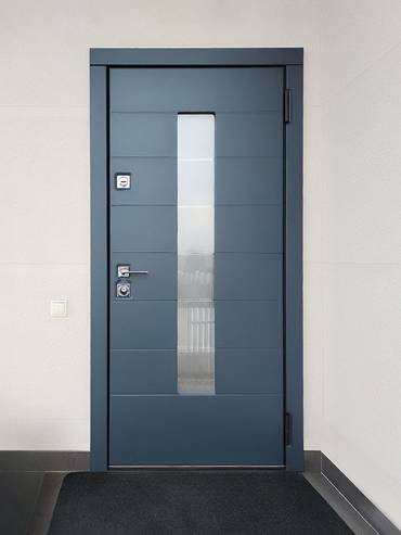 Серая дверь со стеклопакетом