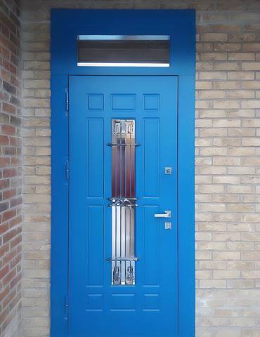 Синяя дверь с решеткой и стеклом