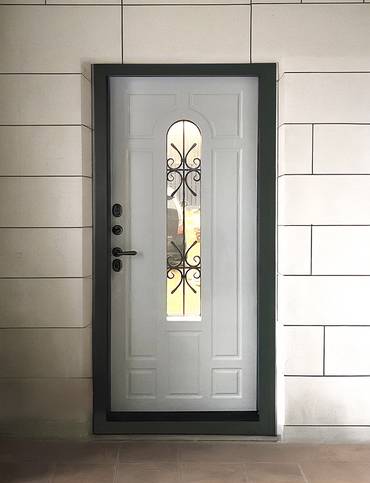 Термодверь с ковкой и решеткой