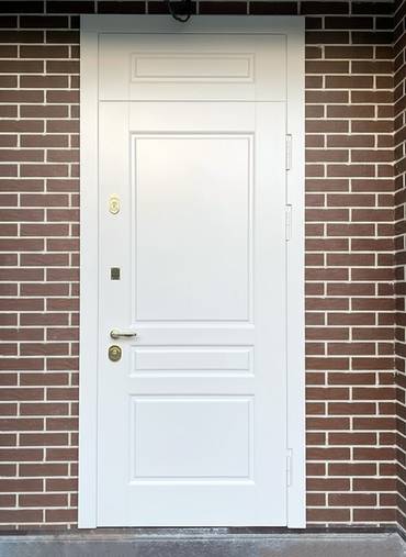 Уличная белая дверь