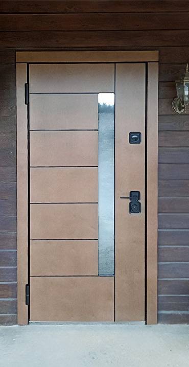 Уличная дверь с узким стеклом