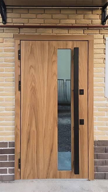 Входная дверь с длинной ручкой