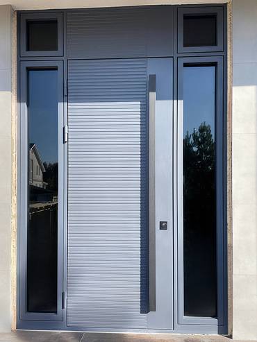 Входная группа со стеклопакетами