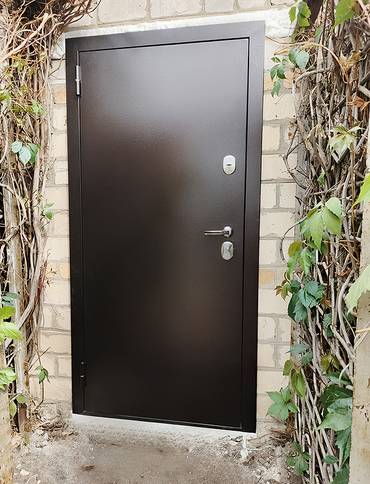 Входная коричневая дверь