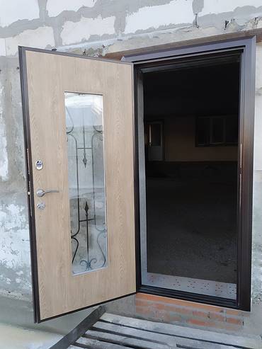 Входная остекленная дверь с ковкой