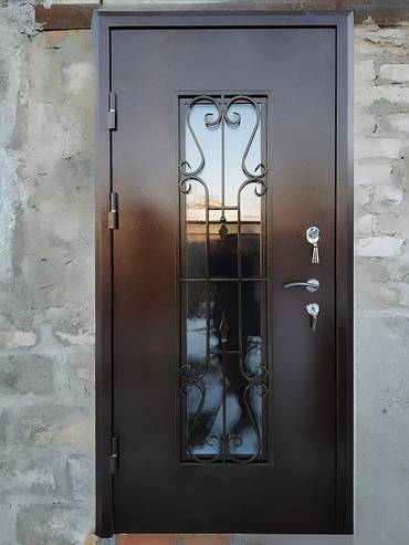 Входная остекленная дверь с ковкой