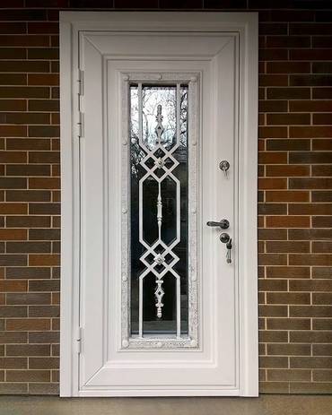 Входная уличная дверь